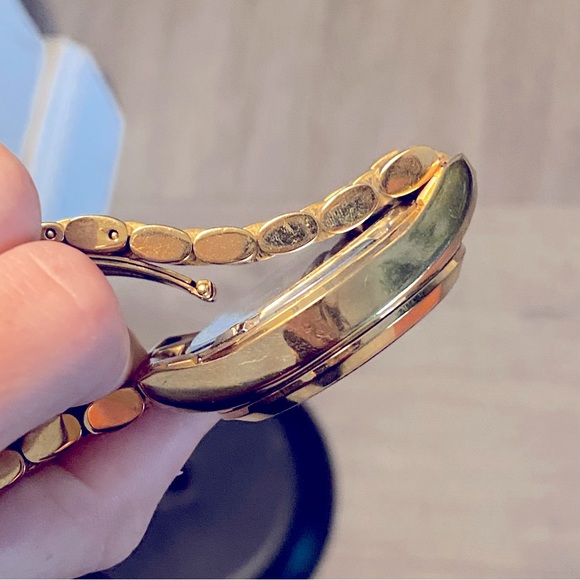 MICHAEL KORS | Oversized Bradshaw Gold Tone Watch - Picture 4 of 7